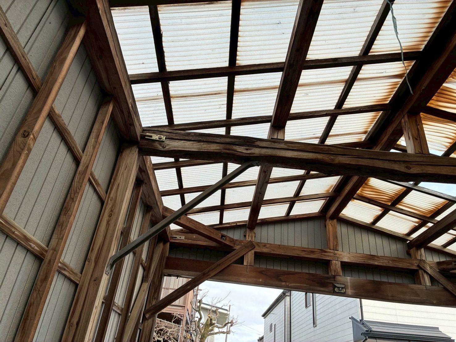 屋根を支える大きな木の梁